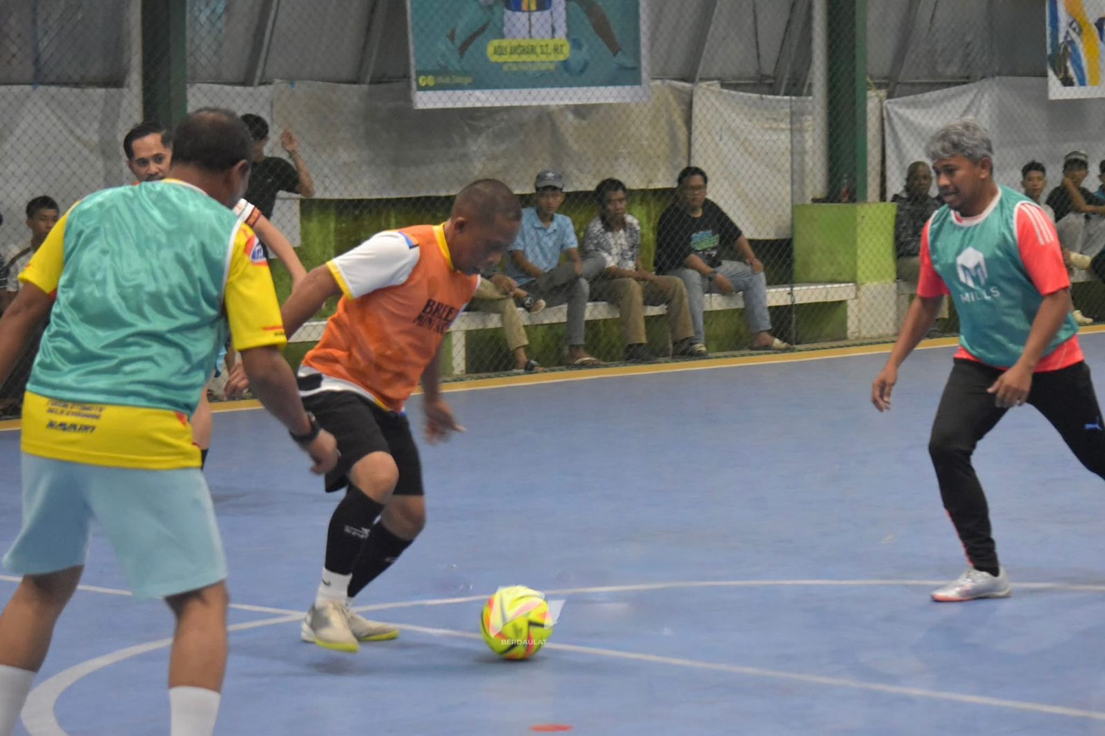 &lrm;LAGA PENUTUP : Bupati Bulungan Syarwani turun menjajal pertandingan futsal Bupati Cup, sekaligus menutup seluruh rangkaian pertandingan &lrm;Taslee/Radar Tarakan