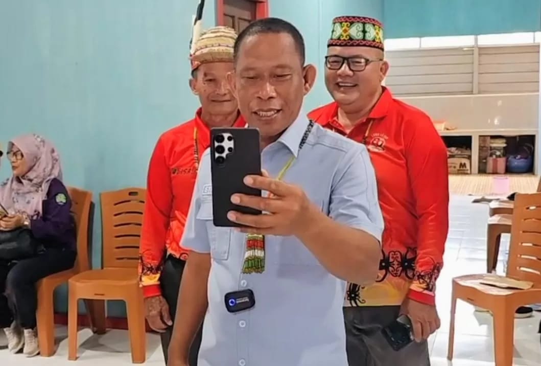 &lrm;TES JARINGAN : Bupati Bulungan saat melakukan uji coba Starlink melalui video call