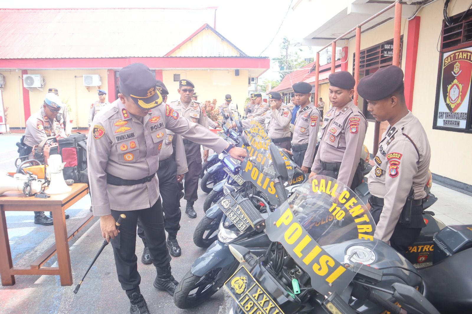 PENGECEKAN : Kapolres Tarakan AKBP Erwin Syaputra Manik melakukan pengecekan ranmor untuk memastikan kesiapan pengamanan Perayaan Natal 2025 dan Tahun Baru 2026.
