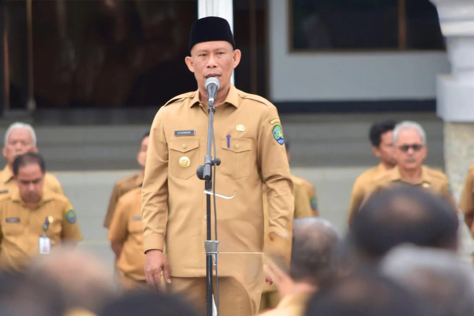BERI ARAHAN : Bupati Bulungan memberikan arahan kepada ASN dalam apel Senin di Halaman Kantor Bupati Bulungan