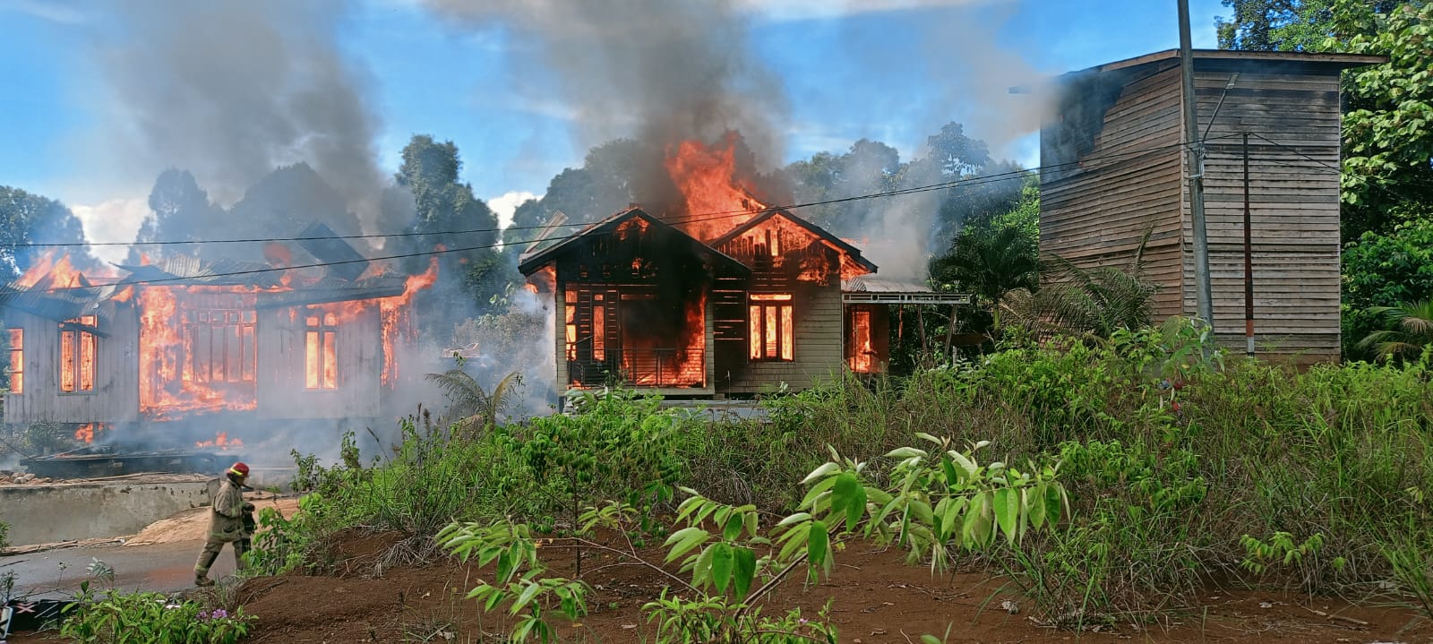 MEMBARA: Dua unit rumah ludes terbakar Minggu pagi 14/12/2025  FOTO: IST