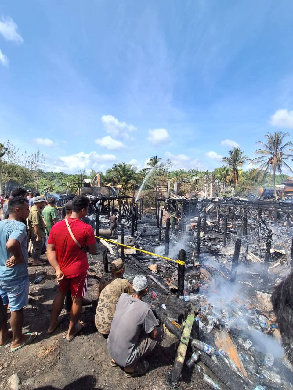 LUDES: Sebanyak lima rumah ludes terbakar di Desa Apas, Kecamatan Sebuku Senin pagi.
