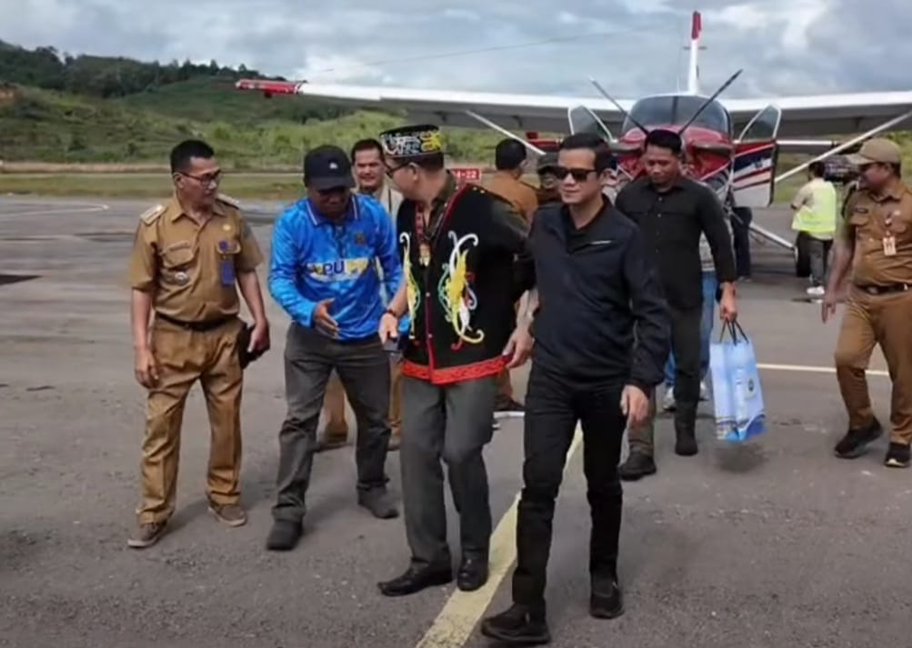 KUNKER: Bupati Nunukan, H. Irwan Sabri saat tiba di Krayan untuk melaksanakan sejumlah kegiatan, Senin (15/12).
