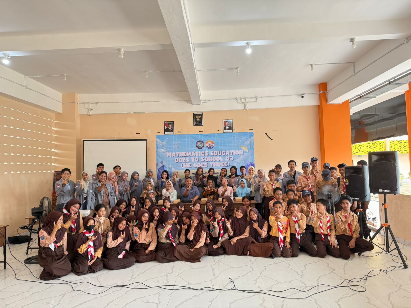 KAMPUS BERDAMPAK: Dosen dan Mahasiswa Jurusan Pendidikan Matematika FKIP UBT foto bersama dengan siswa &ndash; siswi SMPN 11 Tarakan.
