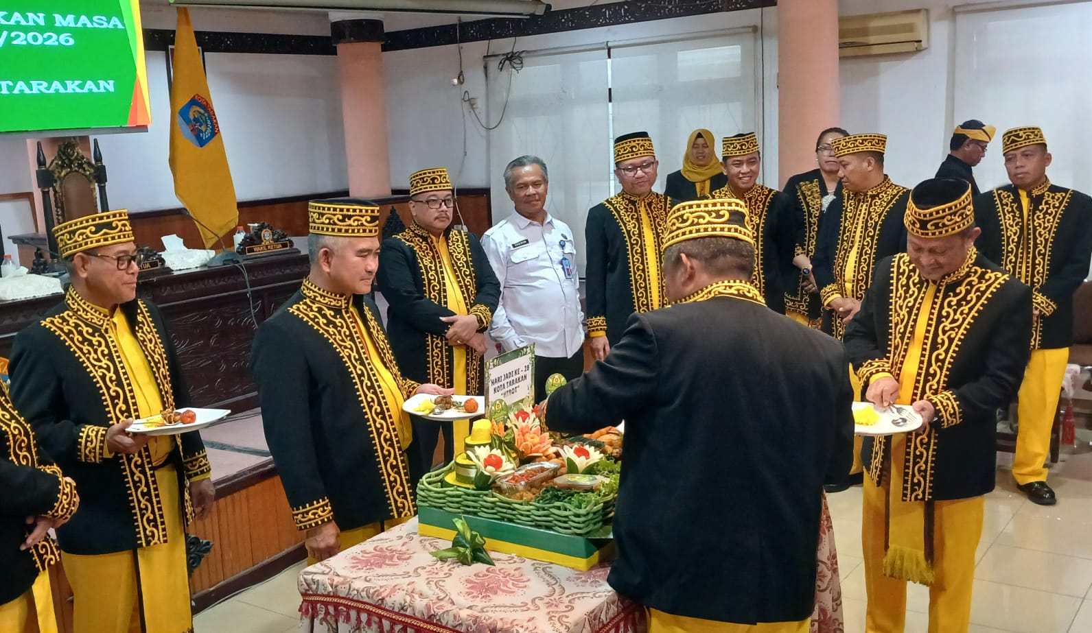 MERAYAKAN: Wali Kota Tarakan dr Khairul bersama DPRD Tarakan merayakan hari jadi Kota Tarakan yang ke-28.