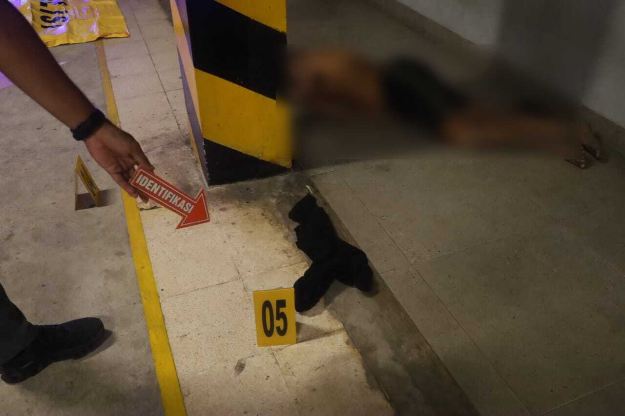 OLAH TKP : Pihak kepolisian melakukan olah TKP di tempat korban ditemukan meninggal dunia.
