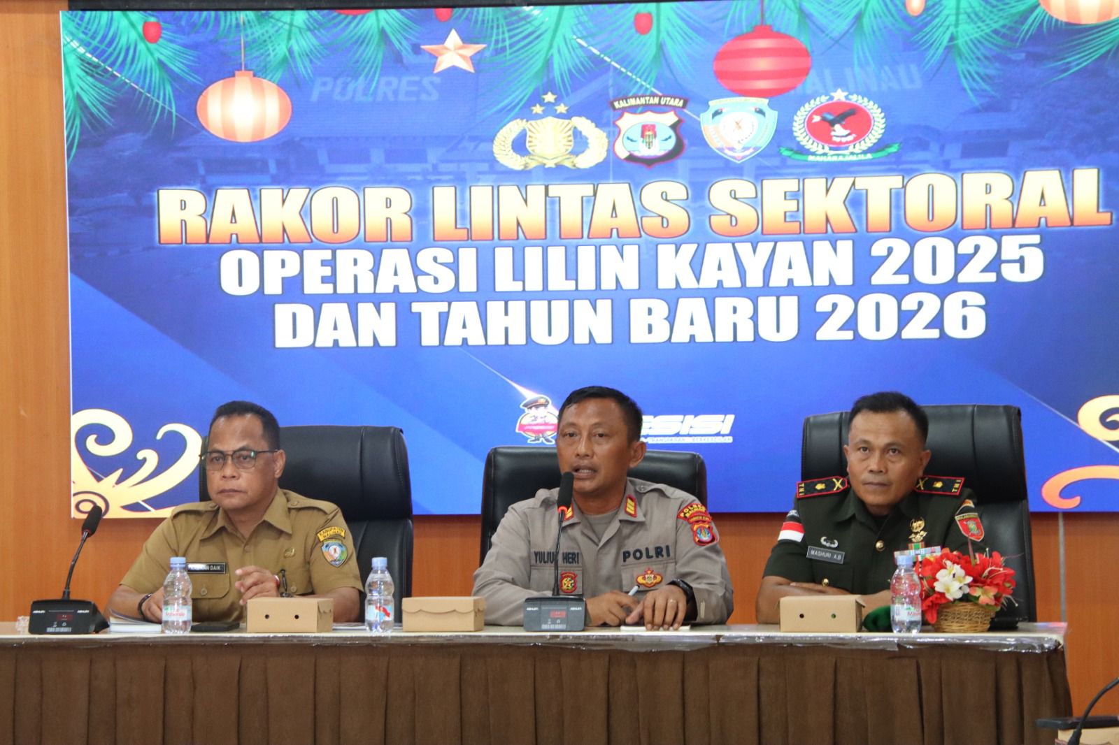 RAKOR: Polres Malinau, Pemda Malinau dan Unsur TNI melaksanakan Rakor Lintas Sektor membahas Operasi Lilin jelang Nataru.