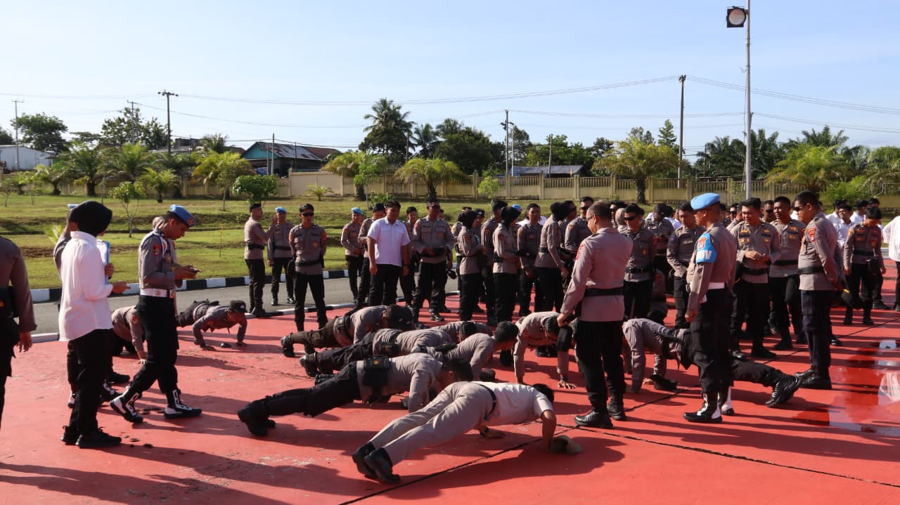 MELANGGAR: Personel Polda Kaltara diberikan tindakan fisik berupa push up.