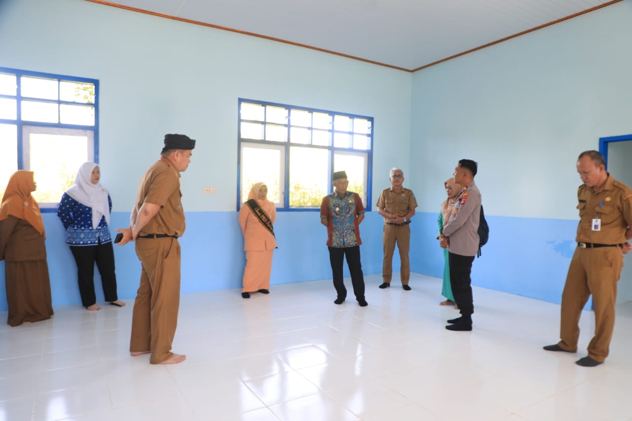 TINJAU RUANGAN: Bupati Bulungan didampingi kepala Disdikbud Bulungan saat meninjau ruang TK Pembina Negeri 1 Tanjung Palas.