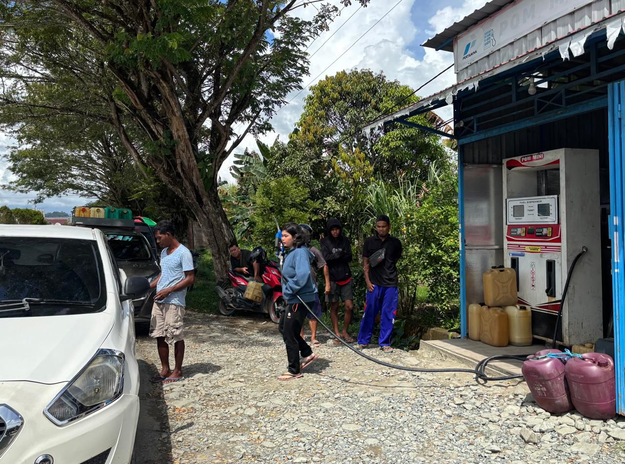 LANGKA: Antrian panjang kendaraan di salah satu POM MINI Malinau Kota.