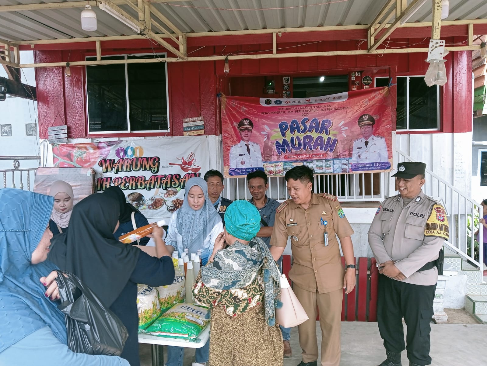 SASAR PERBATASAN: Pasar murah juga telah hadir di wilayah perbatasan Indonesia Malaysia tepatnya di Patok Batas Perbatasan di Sebatik.