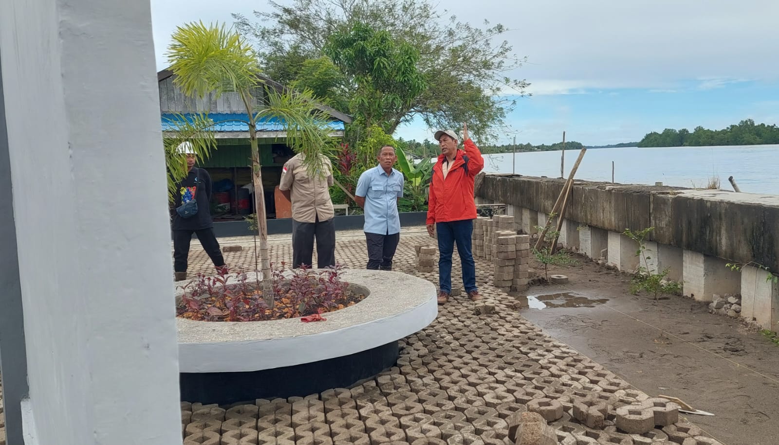 &lrm;TINJAU LAPANGAN: Bupati Bulungan, Syarwani didampingi Kepala DPRKPP Bulungan meninjau pembangunan taman Salimbatu. &lrm;
