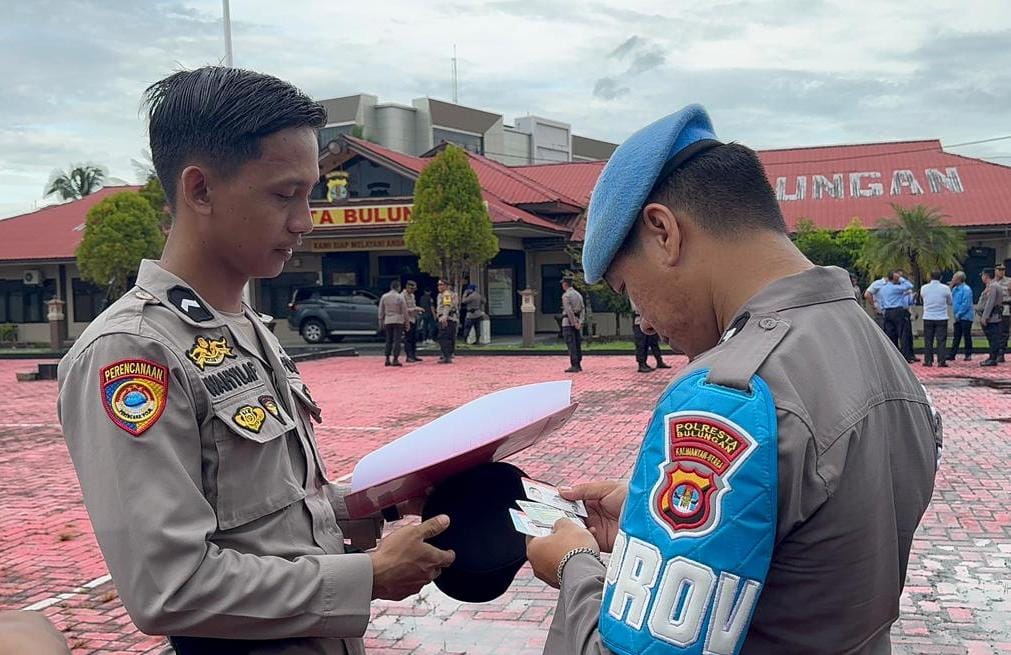 PEMERIKSAAN: Pesonel Sipropam Polresta Bulungan memeriksa kelengkapan dokumen.