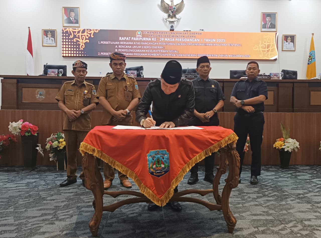 REGULASI: Ketua DPRD Kaltara, H. Achmad Djufrie menandatangani dokumen Raperda RUED.