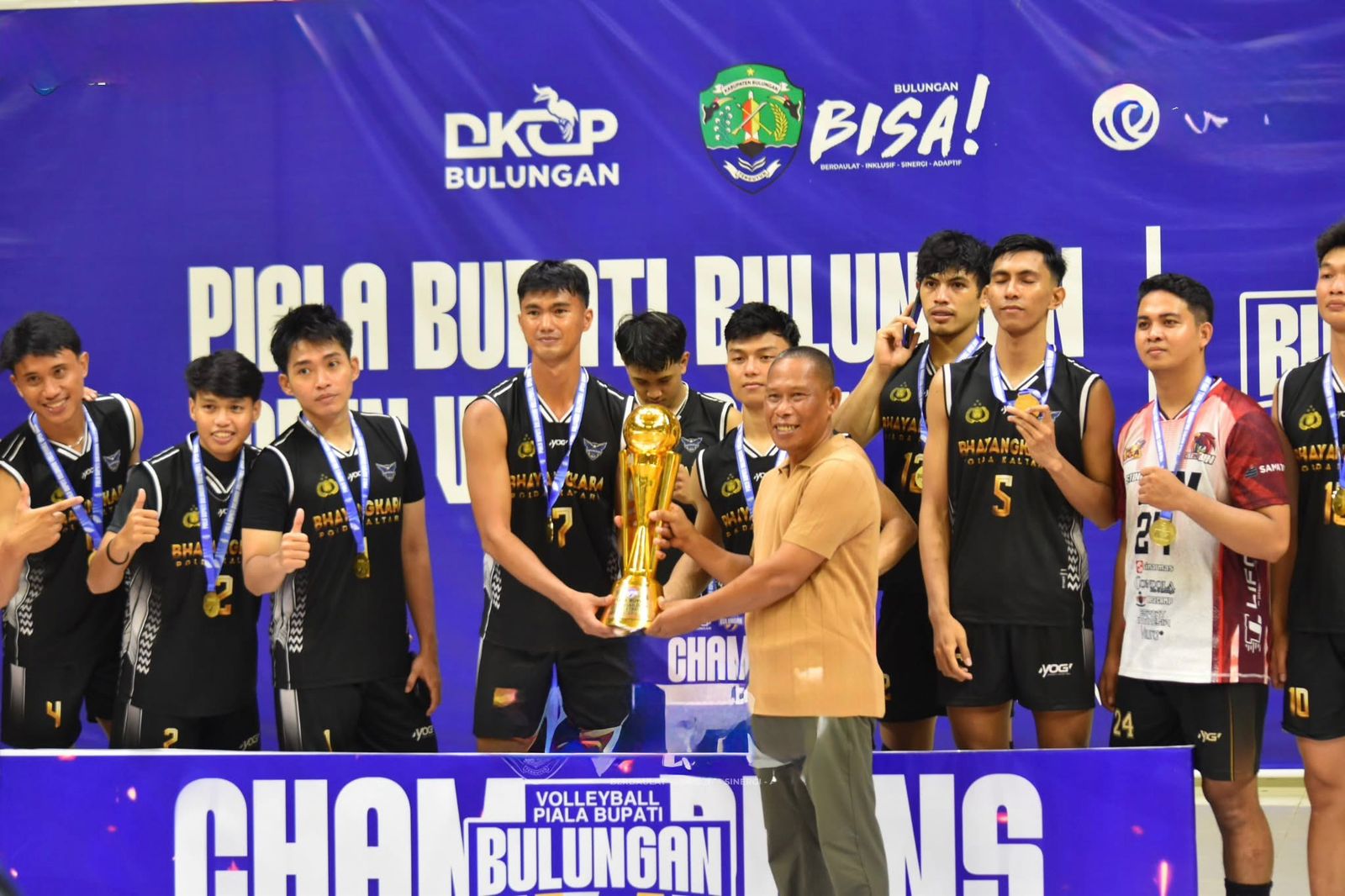 JARING ATLET: Bupati Bulungan Syarwani dalam sesi penutupan Voli Bupati Cup.