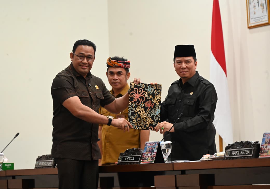 KEBIJAKAN: Ketua DPRD Kaltara, H. Achmad Djufrie menerima dokumen pandangan akhir Raperda Penyelenggaraan Kesejahteraan Sosial dari Pansus IV.