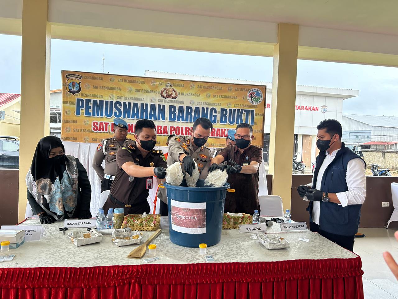 DIMUSNAHKAN: Sebanyak 3,03 Kg sabu dimusnahkan oleh Polres Tarakan dengan cari dilarutkan ke dalam air.
