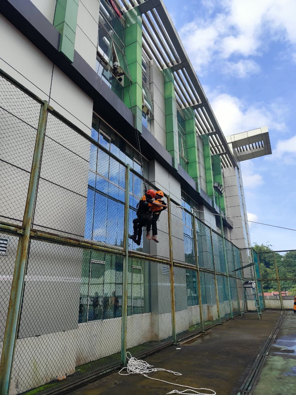 SIMULASI: Untuk menguji kesiapsiagaan menghadapi potensi gempa bumi dan kebakaran gedung BPBD Kaltara menggelar gladi simulasi vertical rescue.
