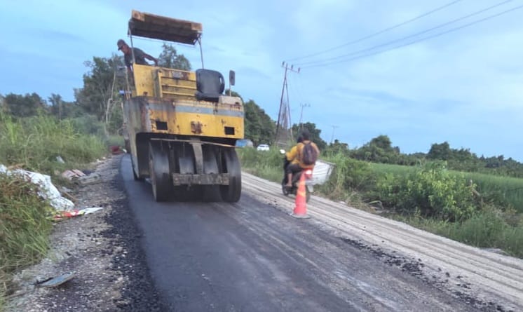 DIKEBUT: Pekerja melakukan proses pengaspalan di ruas jalan Tanjung Palas-Salimbatu.