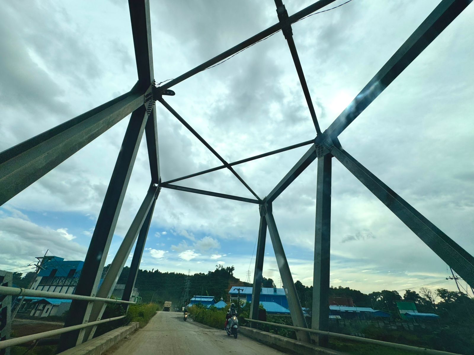 &lrm;DIBUKA: Kawasan jalan jembatan Bulu Perindu, dapat digunakan kembali oleh masyarakat setelah sempat ditutup guna perbaikan. &lrm;