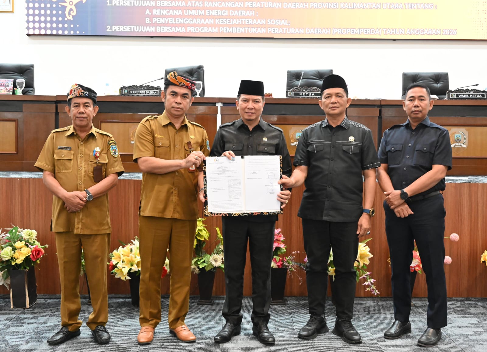 &lrm;KEBIJAKAN: Ketua DPRD dan Pj Sekprov Kaltara menunjukkan dokumen propemperda 2026 yang telah disetujui bersama.