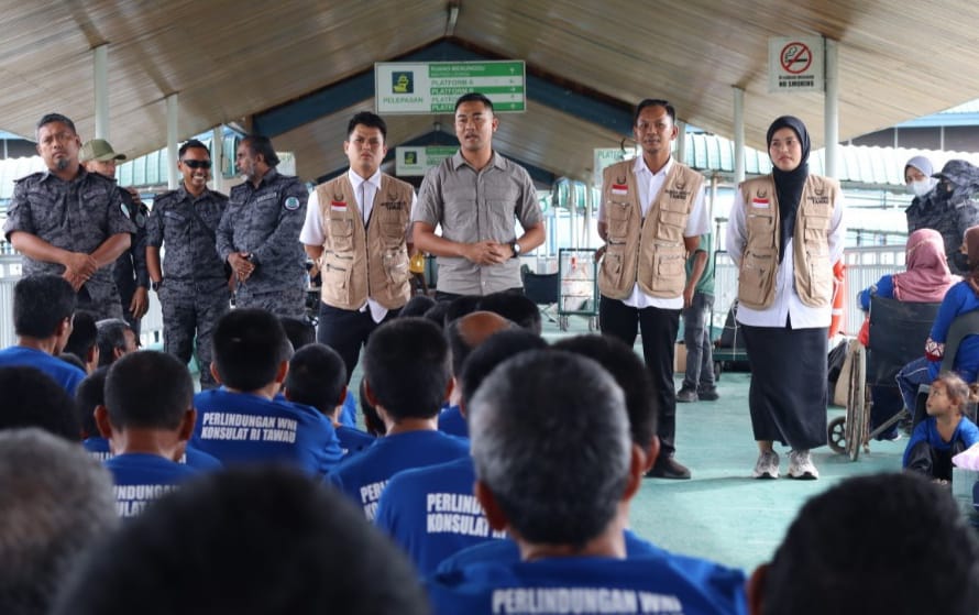 INGATKAN: ILO TNI Konsulat RI Tawau, Mayor Inf. Yudha Anantherasa didampingi staf Konsulat RI Tawau saat memberikan pengarahan di Pelabuhan Ferry, Tawau.