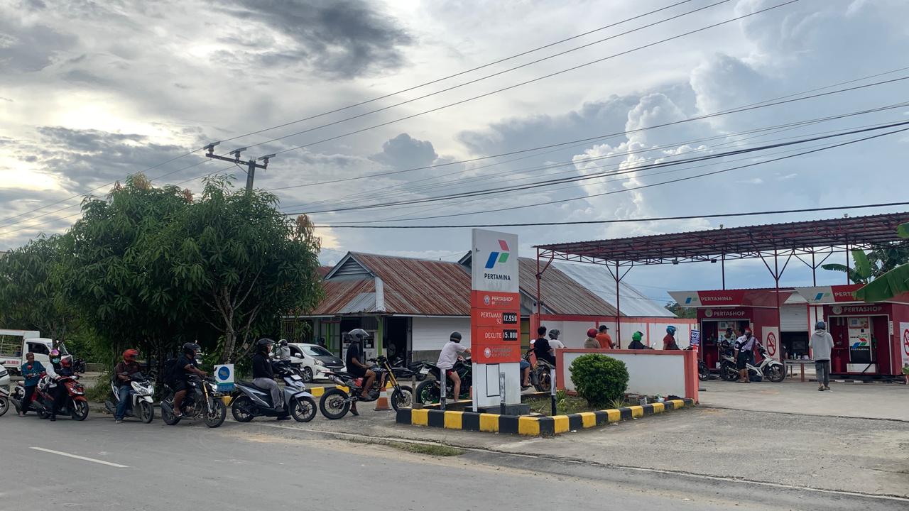 LANGKA: Suasana padat antrian pengisian BBM di Pertashop Cv Kurnia Malinau Kota.