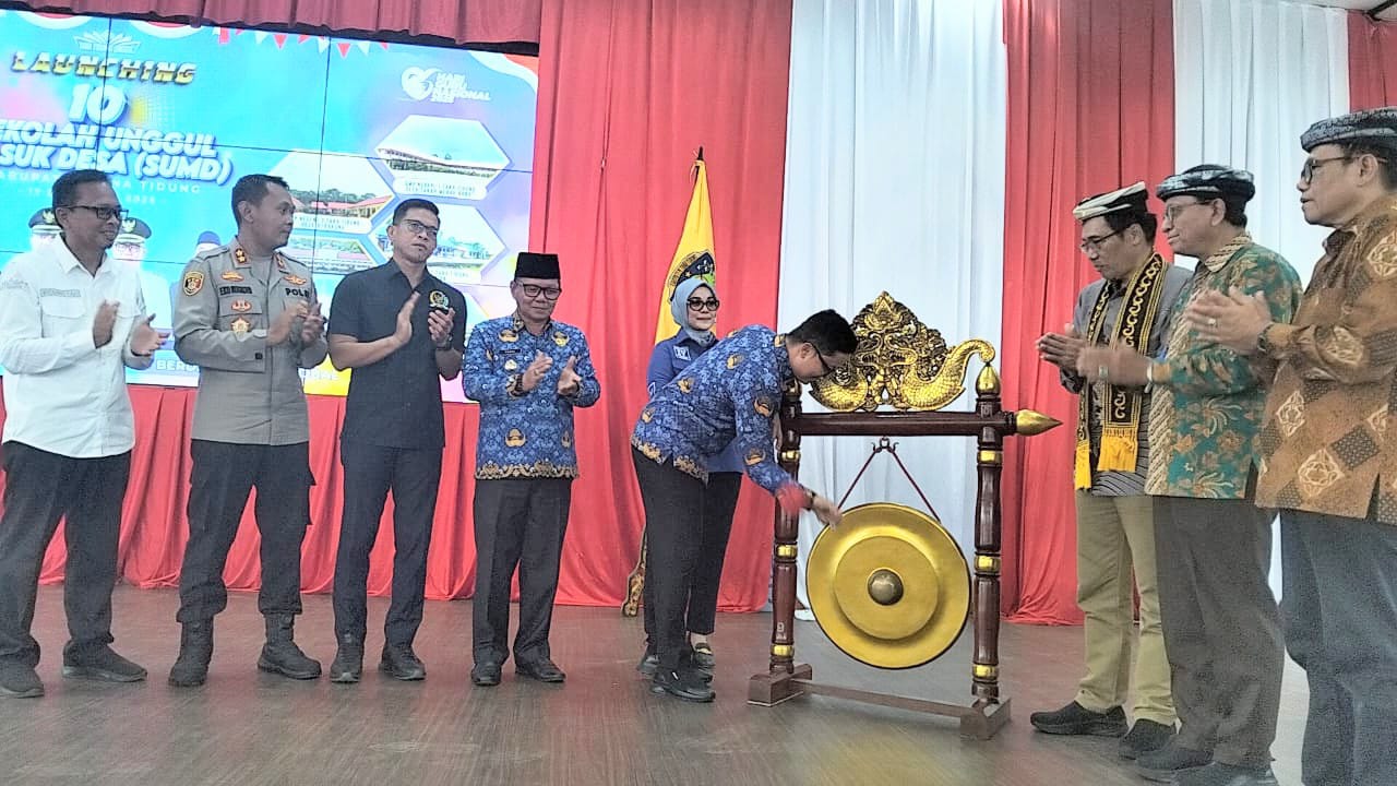 &lrm;DIMULAI: Bupati Tana Tidung Ibrahim Ali meluncurkan Sekolah Unggul Masuk Desa (SUMD) yang disaksikan langsung Rektor UM dan jajarannya.