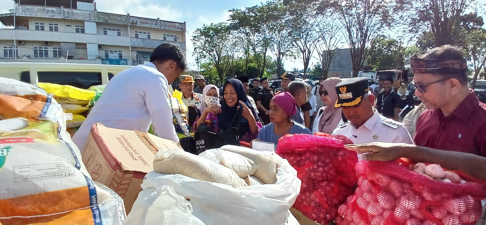 LARIS : Pasar murah yang berlokasi di halaman pasar Tengguyun diserbu pembeli pada Rabu (17/12).