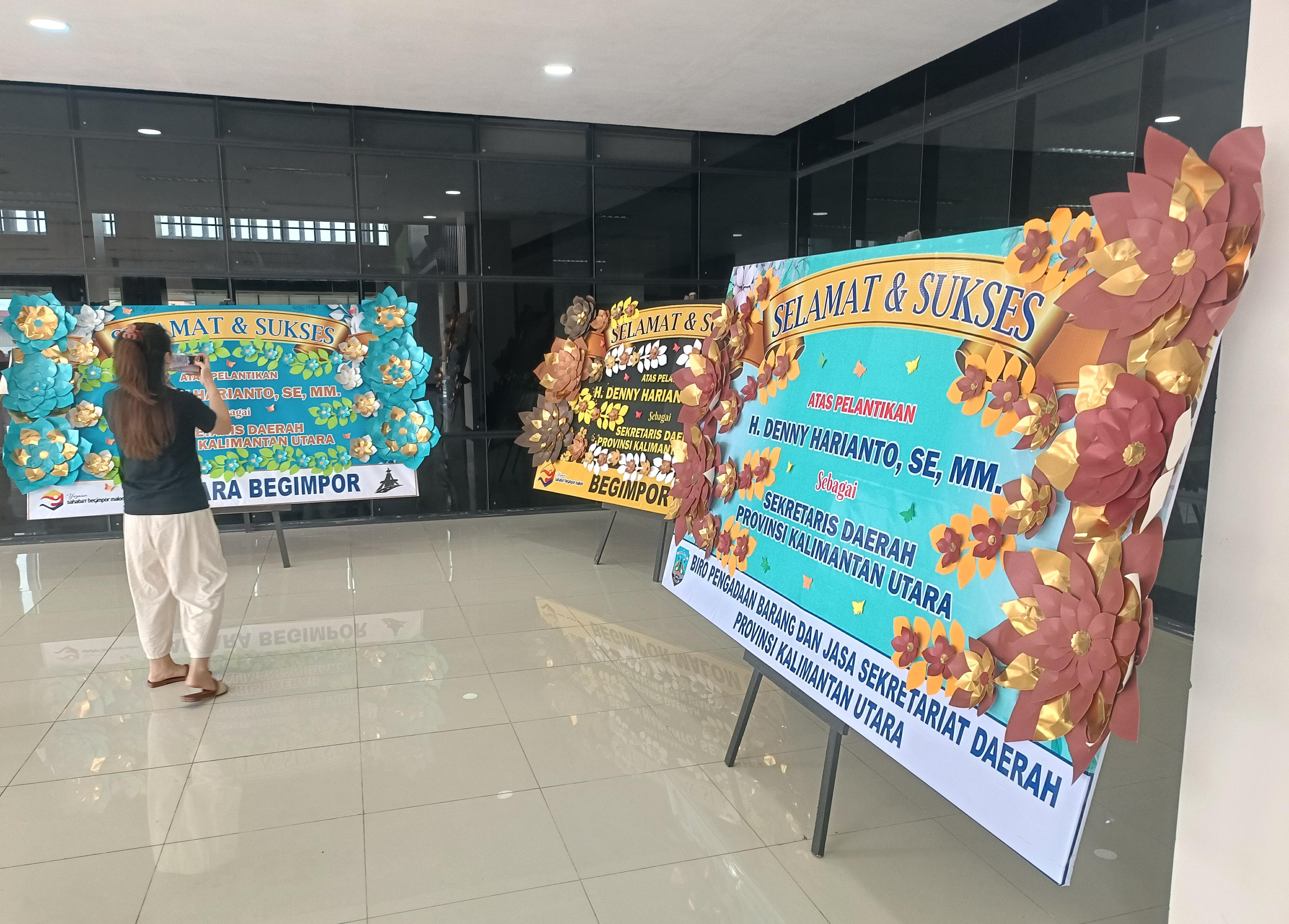 JPT MADYA: Karangan bunga ucapan selamat pelantikan Sekprov Kaltara yang terpasang di Kantor Gubernur Kaltara.