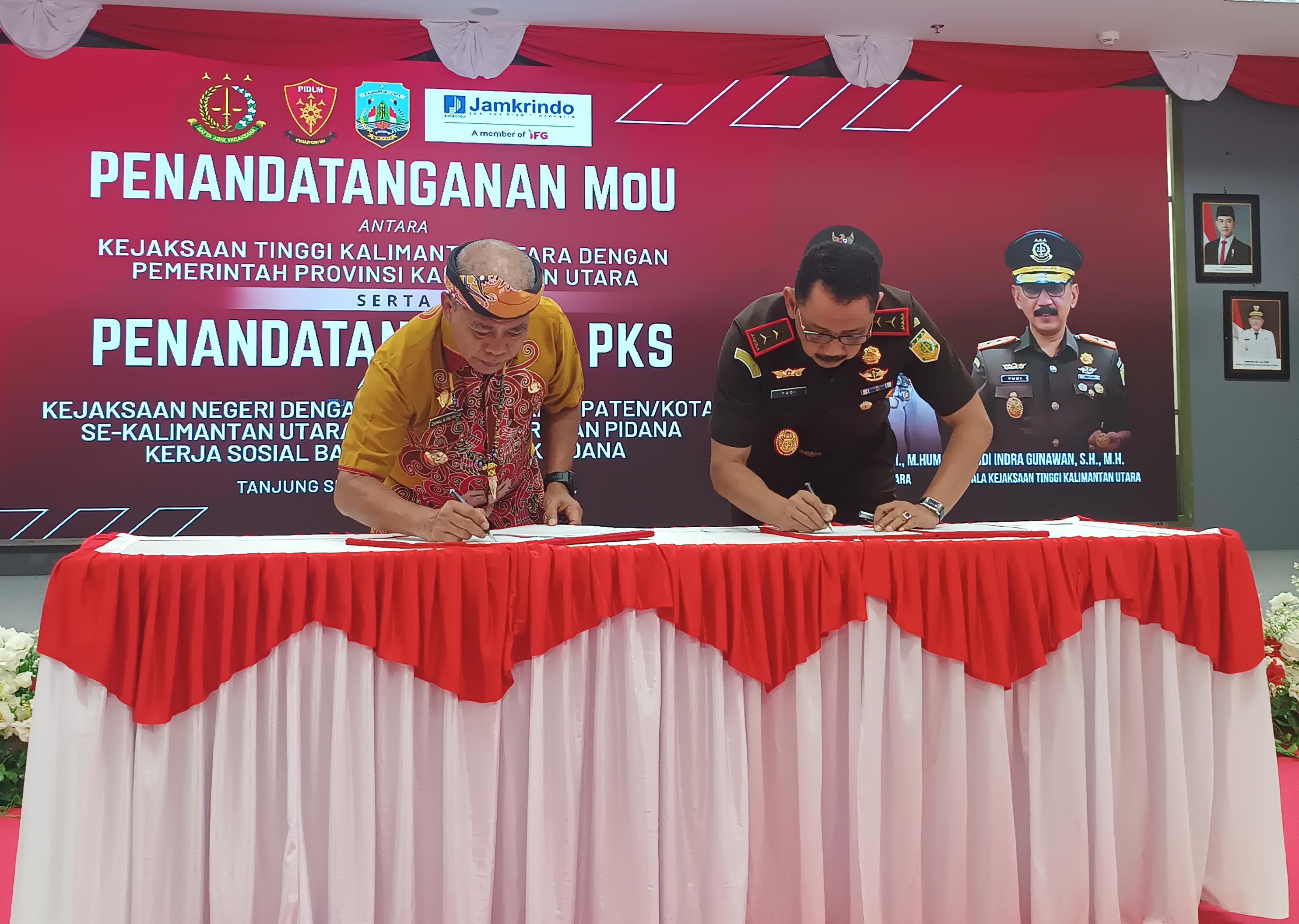 HUKUM: Gubernur Kaltara dan Kepala Kejati Kaltara menandatangani MoU tentang penerapan pidana kerja sosial bagi pelaku tindak pidana di wilayah Kaltara.