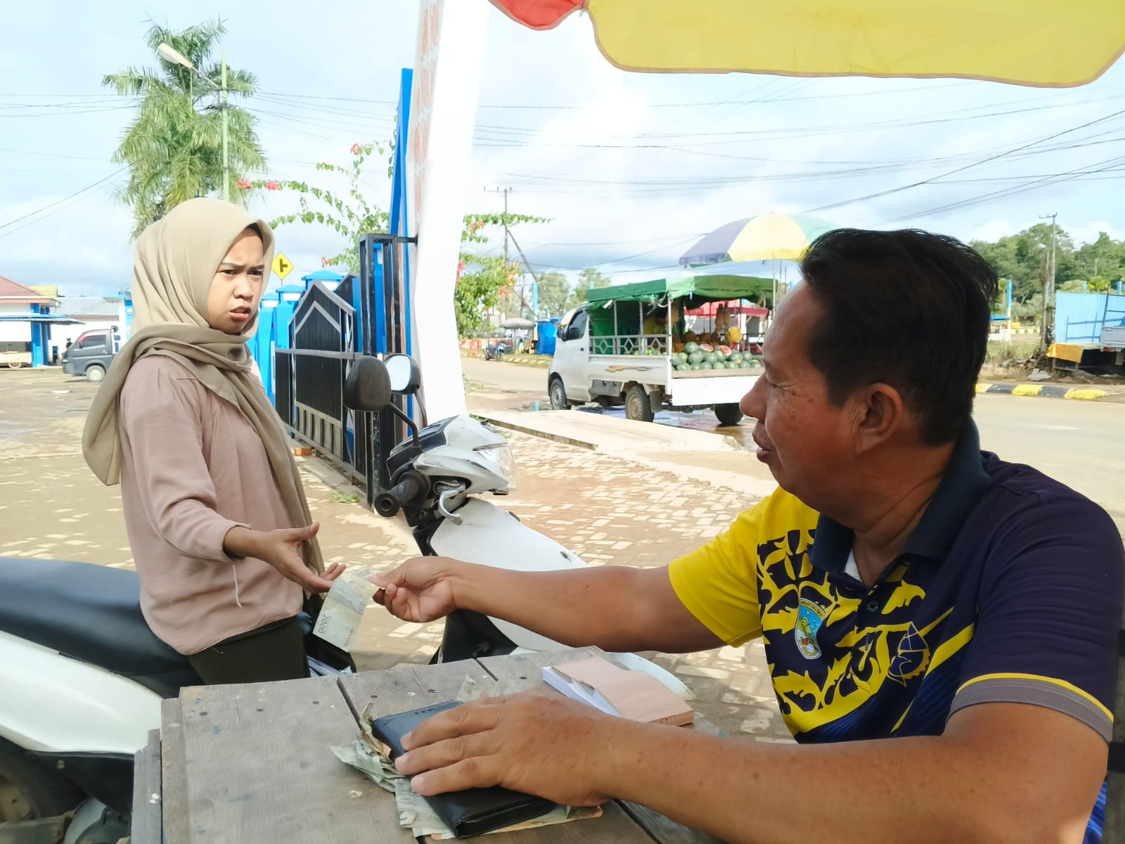 &lrm;BELUM MAKSIMAL: Pemungutan retribusi parkir di Pasar Imbayud Taka Tideng Pale masih manual sehingga masih banyak kebocoran untuk PAD.