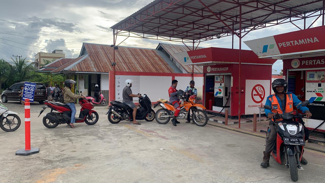 LANGKA: Suasana padat antrian pengisian BBM di Pertashop CV Kurnia Malinau Kota.