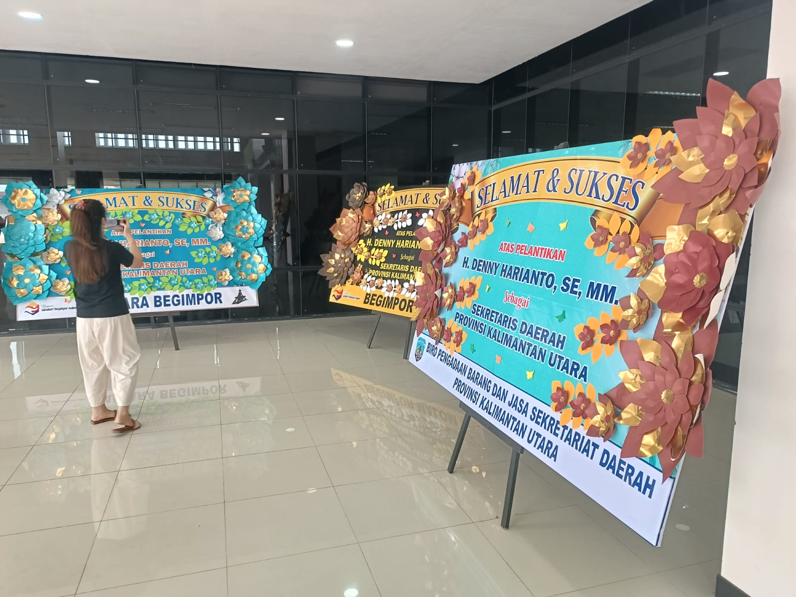 BANYAK UCAPAN: Karangan bunga ucapan Sekprov Kaltara.