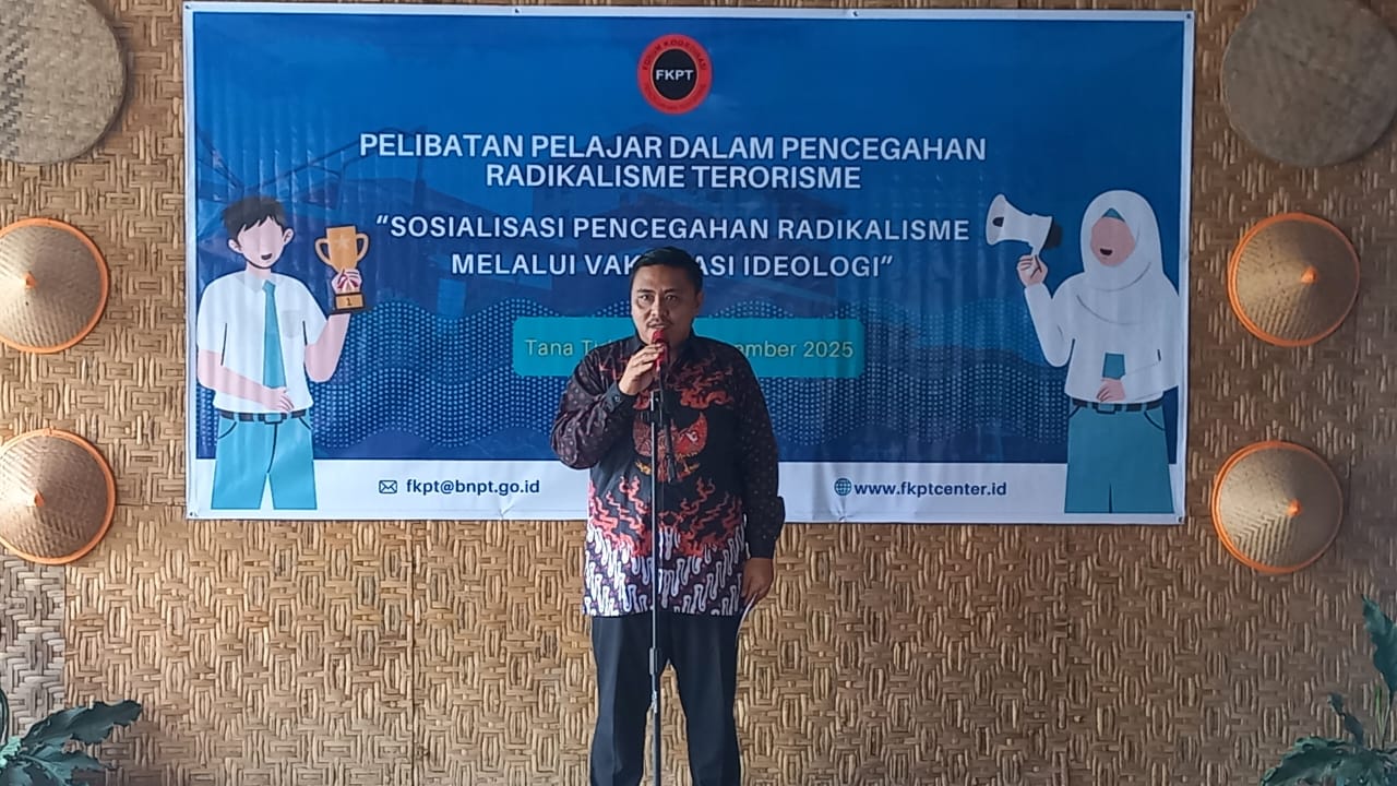 BERIKAN ARAHAN: Sekertaris FKPT Kaltara saat memberikan arahan kepada pelajar di Tana Tidung.