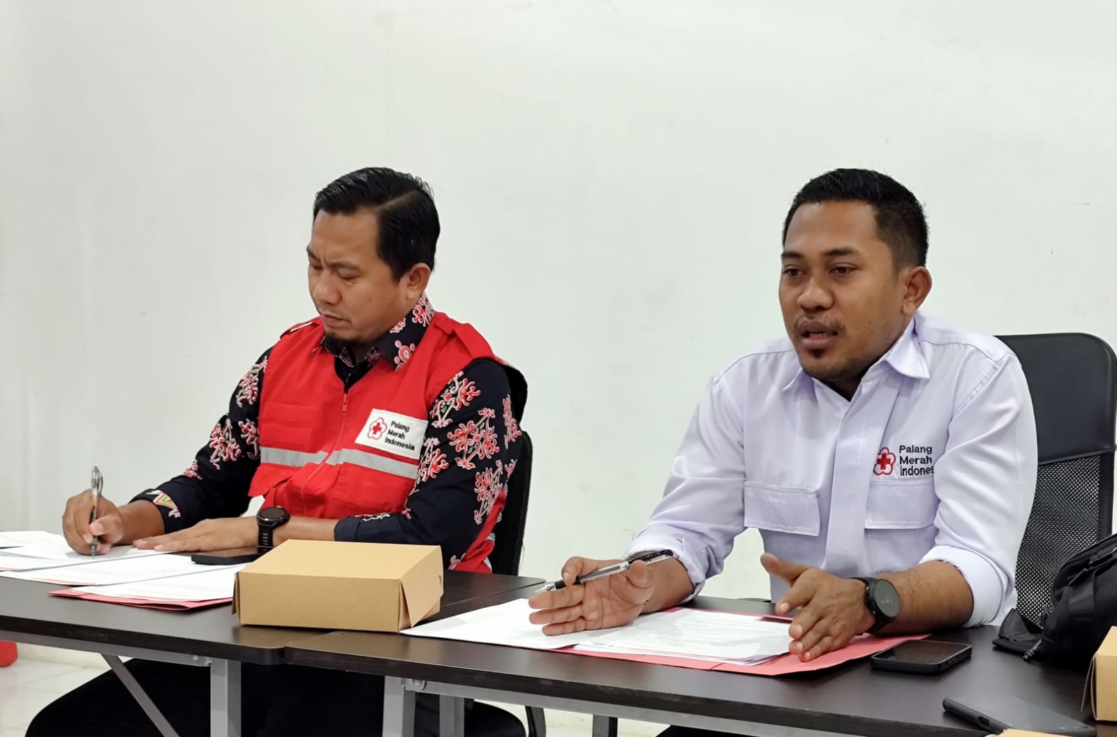 TRANSPARANSI: Ketua PMI Nunukan Saddam Hussein didampingi Sekretaris PMI Nunukan H. Ilham Bahar saat menyampaikan donasi yang disalurkan ke korban bencana.