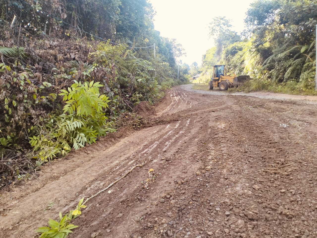 DIPERBAIKI : Alat berat melakukan pemerataan ruas jalan Sungai Urang-Teras Barum.