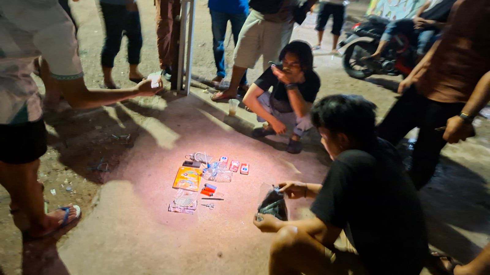 BONGKAR : Pihak kepolisian kembali membongkar lubang yang diduga menjadi transaksi narkotika jenis sabu di RT 10, Kelurahan Selumit Pantai.