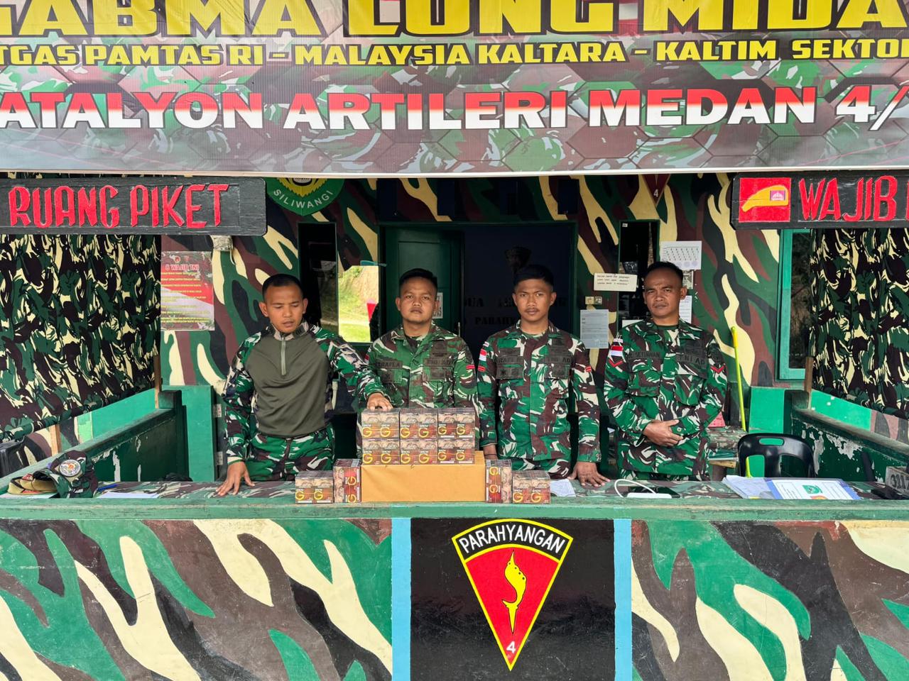BARANG BUKTI: Puluhan rokok ilegal yang telah diamankan Satgas Pamtas RI&ndash;Malaysia Sektor Barat Yonarmed 4/Parahyangan di Pos Gabungan (Gabma) Long Midang, Krayan.