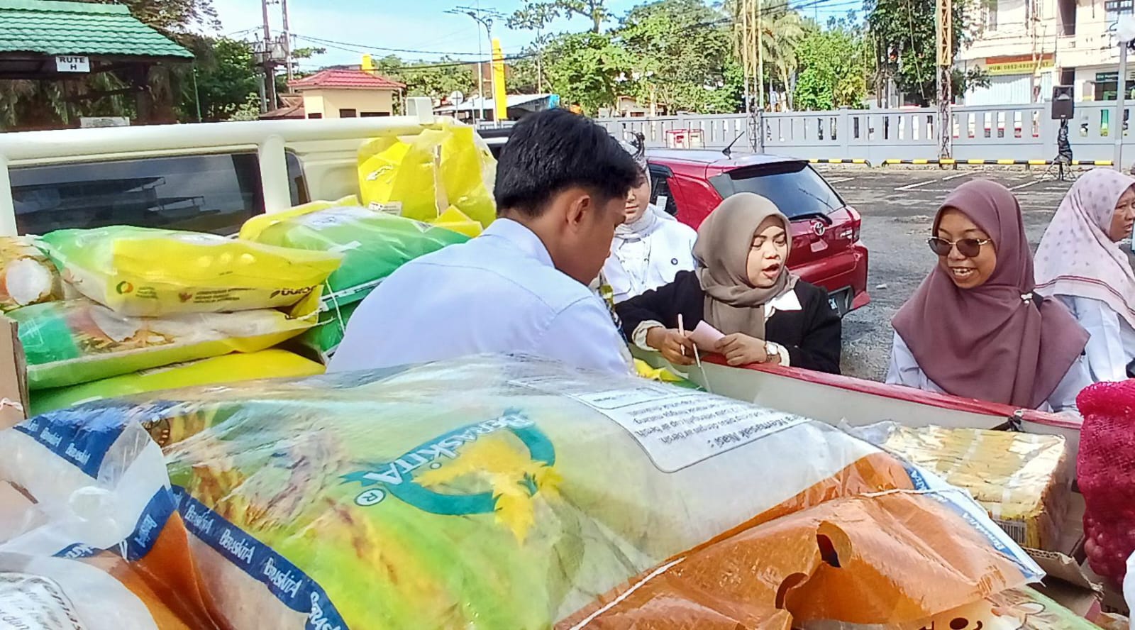STOK AMAN: aktivitas agenda pasar murah yang digelar jelang Nataru.