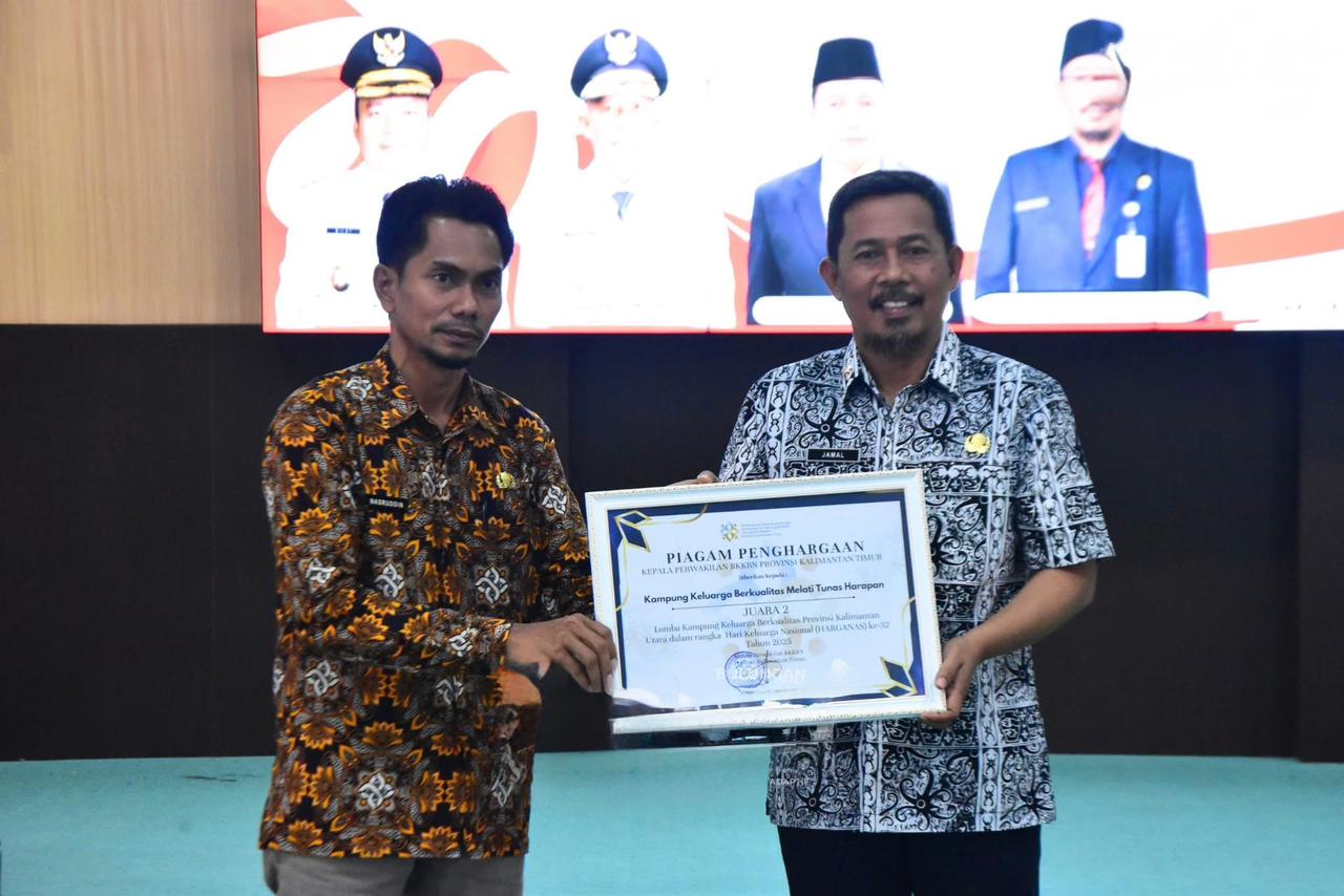 PENGHARGAAN: Asisten Pemerintahan Pemkab Bulungan menyerahkan penghargaan kepada juara kampung keluarga berkualitas.