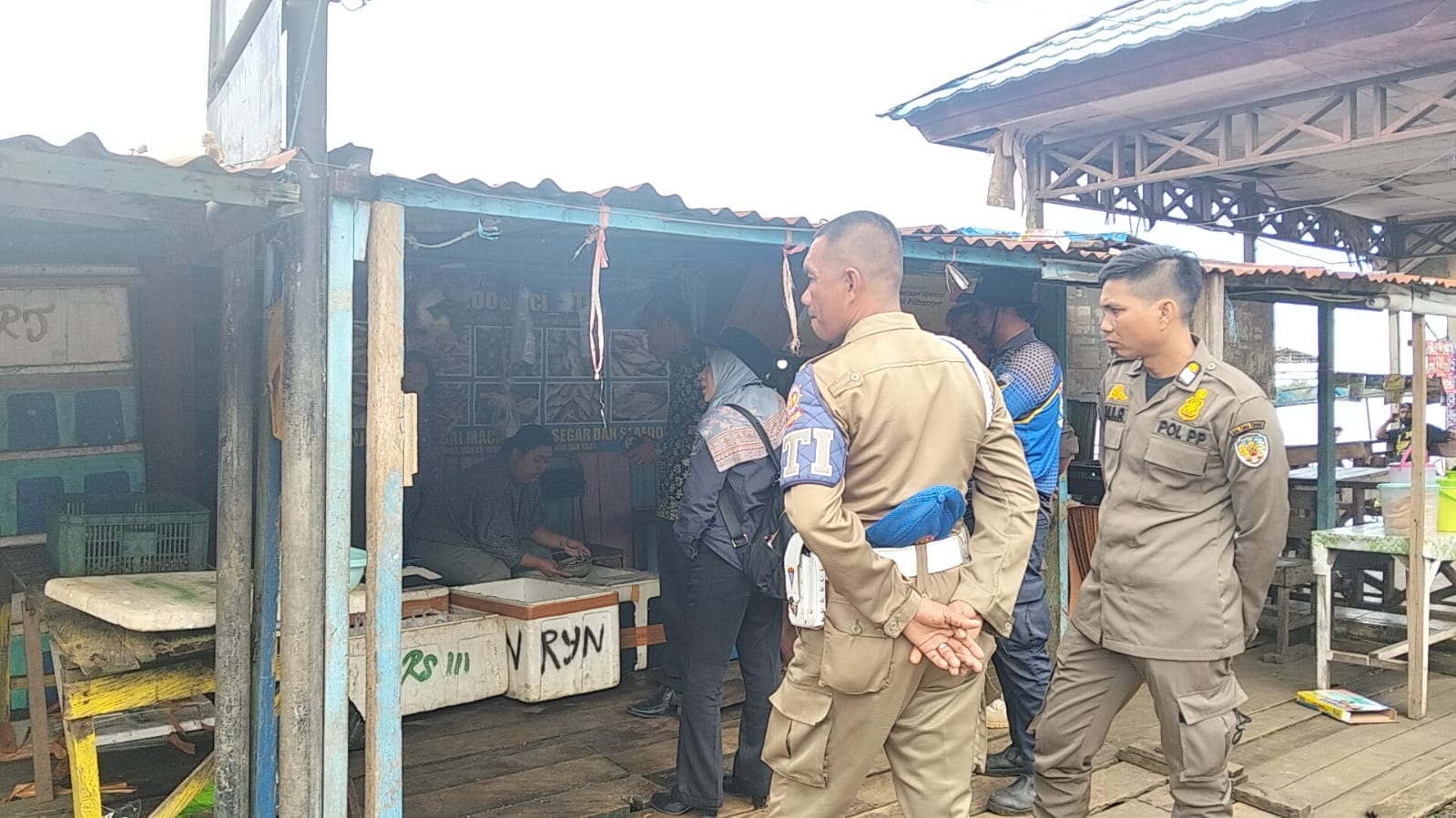 BERIKAN PENJELASAN: Satpol PP dan Dishub Tana Tidung melakukan penertiban pedagang ikan di pelabuhan lama, Tideng Pale, Kamis pagi (19/12).