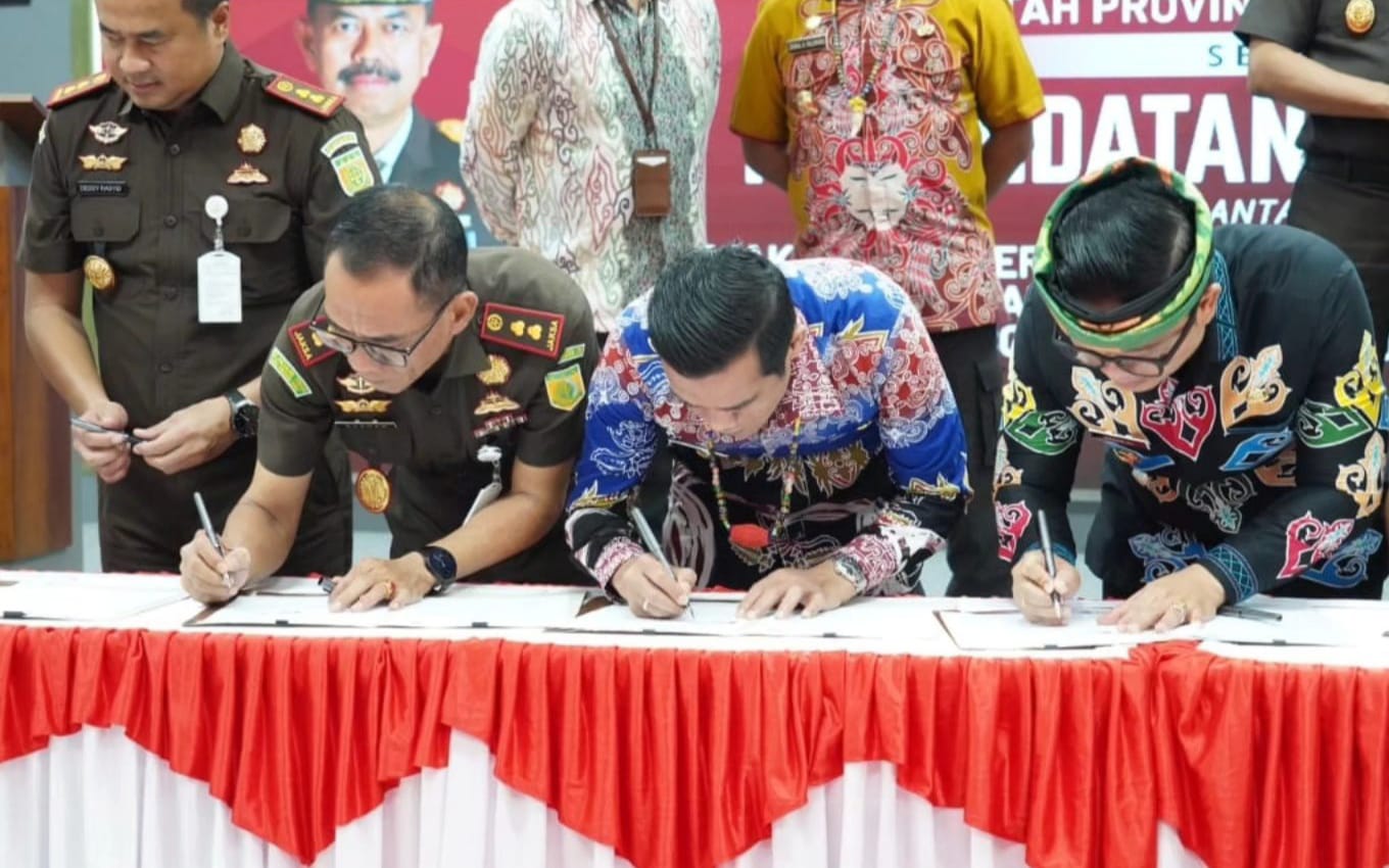 MENDUKUNG: Bupati Nunukan, H. Irwan Sabri bersama Kepala Kejaksaan Negeri Nunukan Burhanuddin, S.H saat menandatangani perjanjian kerja sama.