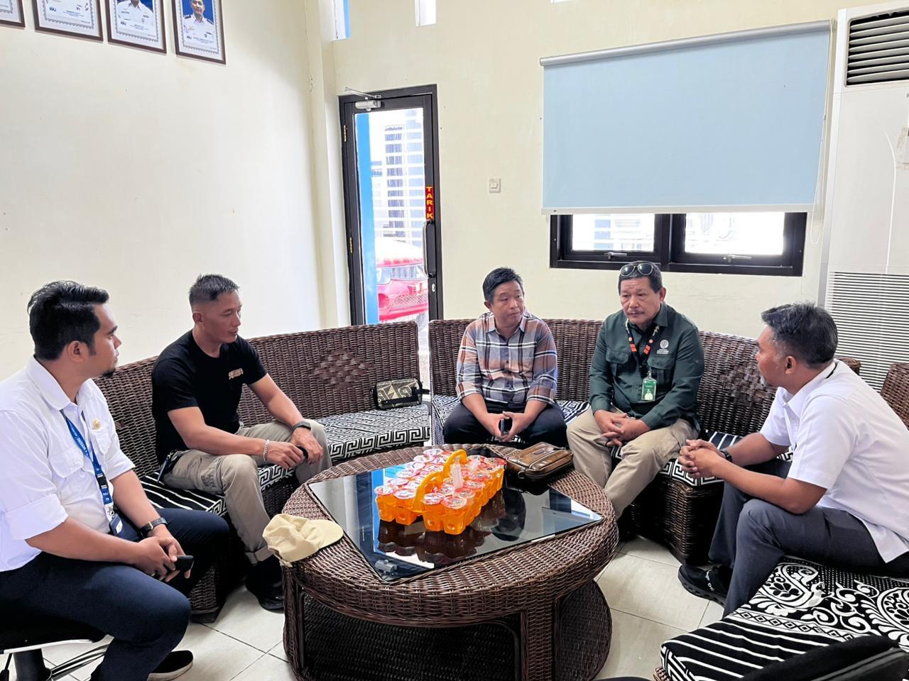 TERBATAS: Perwakilan masyarakat Krayan saat menemui otoritas Bandara Malinau. Penerbangan terbatas membuat banyak warga Krayan tertahan di Malinau.