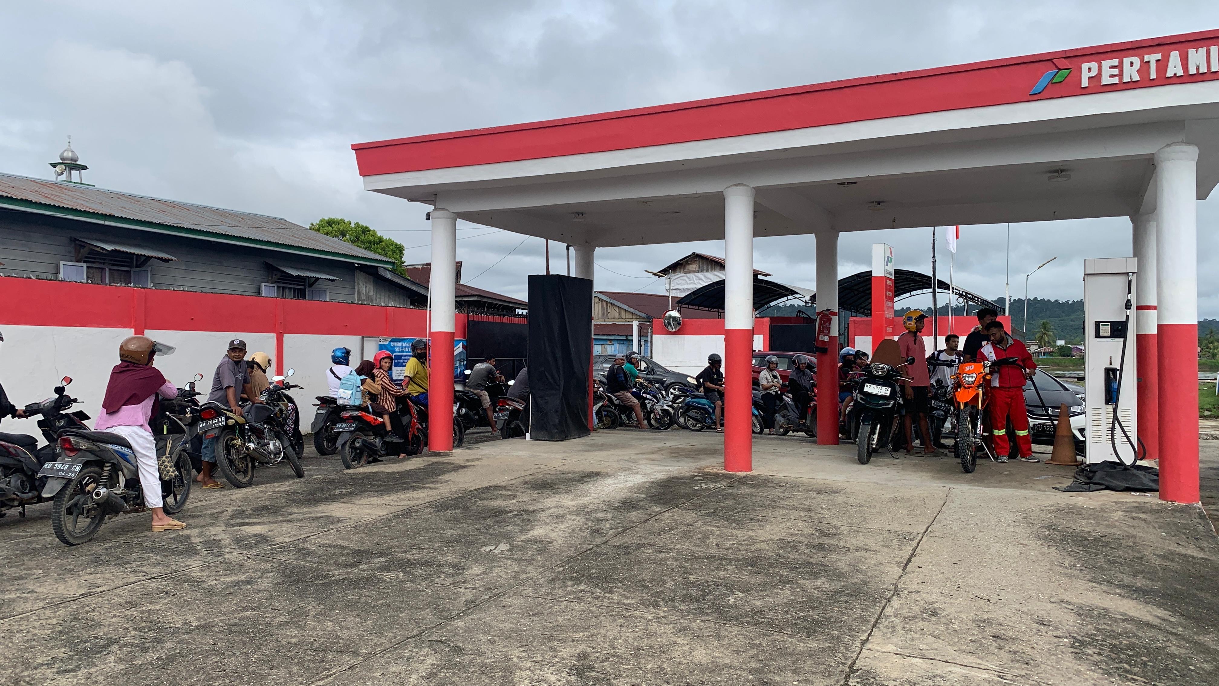 DAMPAK: Antrian panjang puluhan kendaraan disalah satu Pertashop di Malinau Kota.