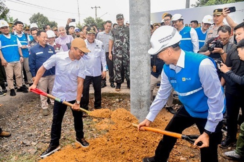 Menteri Energi dan Sumber Daya Mineral (ESDM) Bahlil Lahadalia saat meninjau pembangunan program Lisdes di Desa Bandarjaya, Kecamatan Sekayu, Kabupaten Musi Banyuasin, Sumatera Selatan