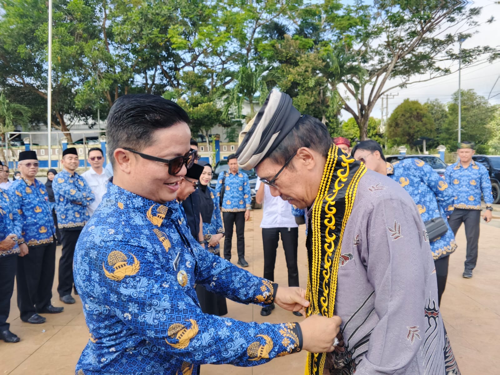 &lrm;KEARIFAN LOKAL: Bupati Tana Tidung Ibrahim Ali menyambut Rektor Universitaa Negeri Malang (UM) HarJyono bersama&nbsp; wakil rektor dan jajarannya sebelum menghadiri launching SUMD Senin lalu.