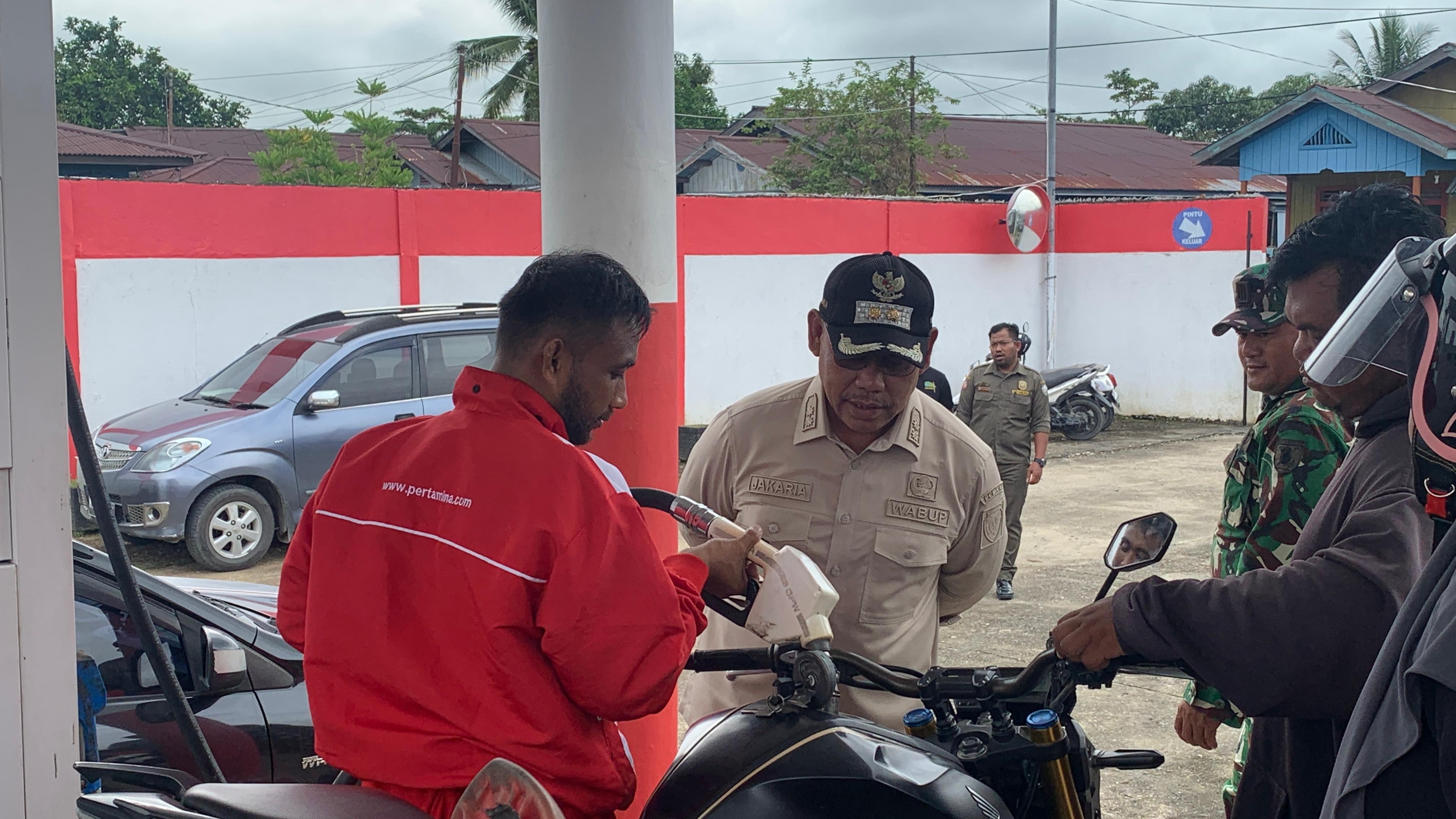 AMAN: Wabup Malinau Jakaria saat memantau langsung ketersediaan BBM bersama beberapa instansi lainnya, Sabtu (20/12).