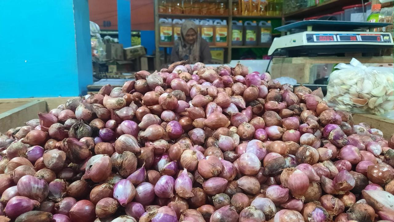 NAIK: Harga bawang merah dan minyak goreng naik signifikan di Pasar Induk Malinau jelang Nataru.