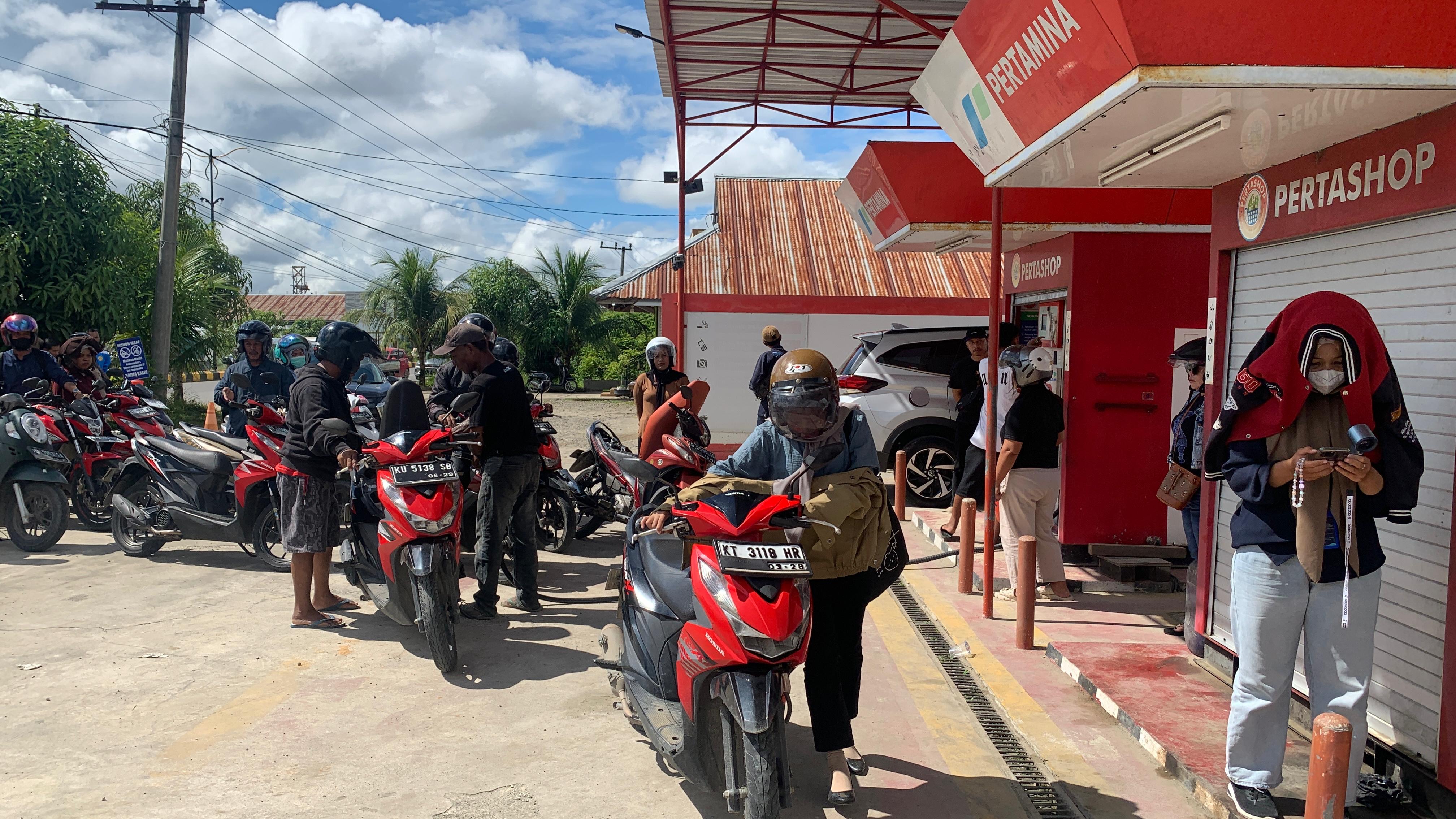 BBM LANGKA: Pershop Malinau Kota dipadati kendaraan akibat kelangkaan BBM.